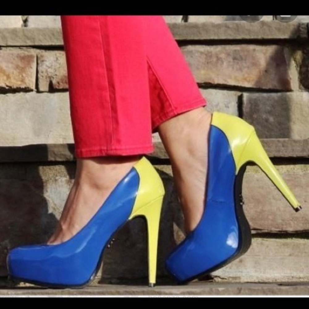 Vera Wang Two-Tome Patent Pumps